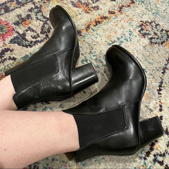 Diba Shoes - Leather Bootie w Chunk Heel